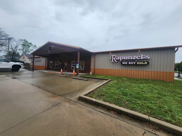 $650,000 | 109 West Poplar Street, Harrisburg, IL 62946