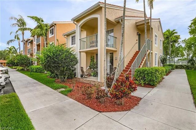 $1,900 | 1180 Wildwood Lakes Boulevard, Unit 208, Naples, FL 34104