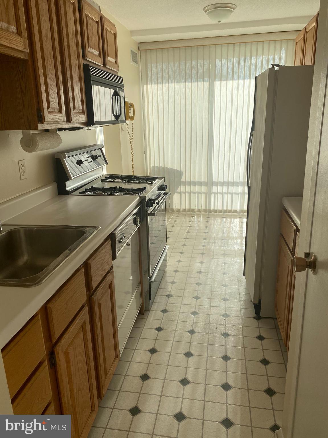 501 Slaters Lane, Unit 502 Alexandria, VA 22314 - Photo 20 of 24 Kitchen has breakfast eating area