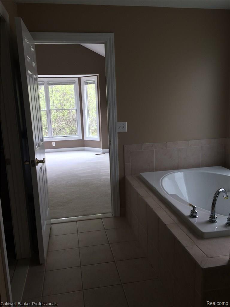 4723 Oakhurst Ridge Road, Unit 223 Clarkston, MI 48348 - Photo 14 of 21 Master Bath