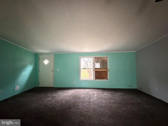 a view of empty room with window
