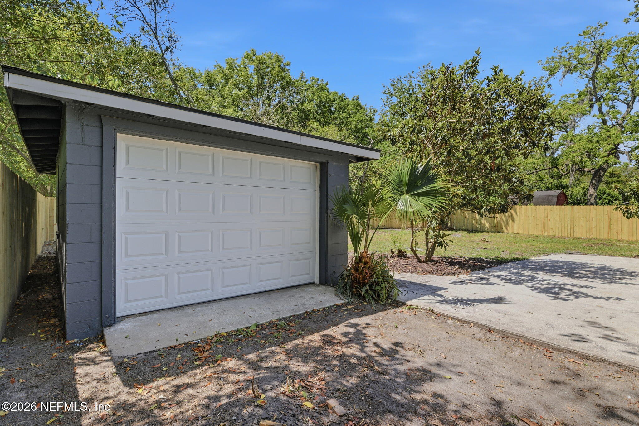 10184 Herndon Road Jacksonville, FL 32246 - Photo 25 of 28 a backyard of a house