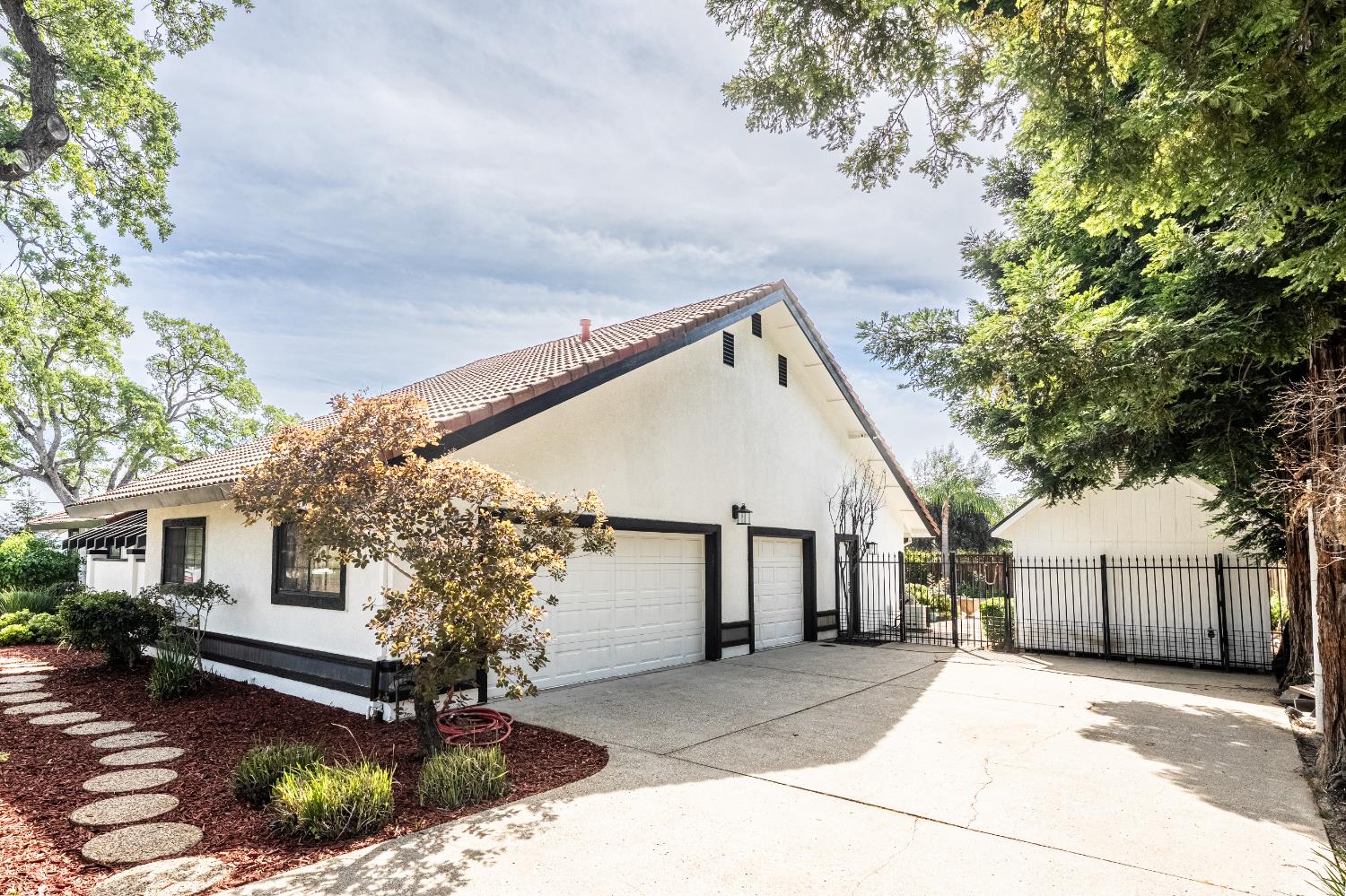1801 Arroyo Drive Auburn, CA 95603 - Photo 46 of 68 a front view of a house with garden