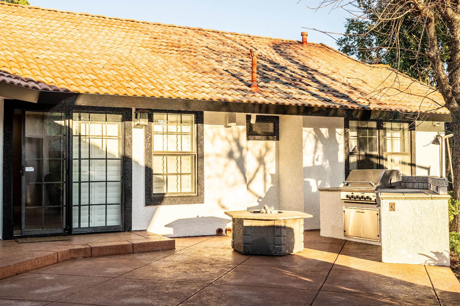 1801 Arroyo Drive Auburn, CA 95603 - Photo 56 of 68 a living room filled with furniture