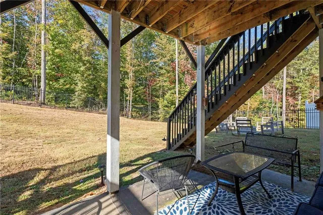 a view of a backyard