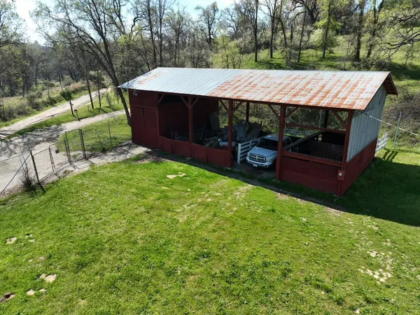 a view of yard with green space