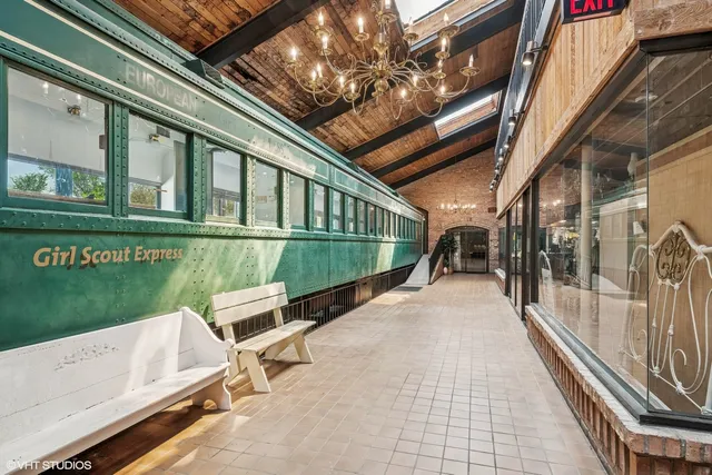 a view of a livingroom with furniture