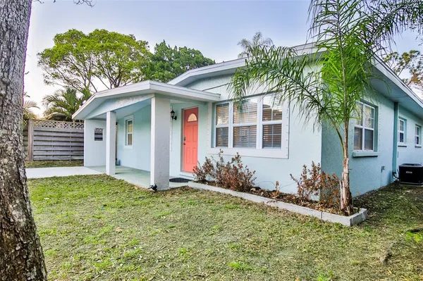 a front view of house with yard