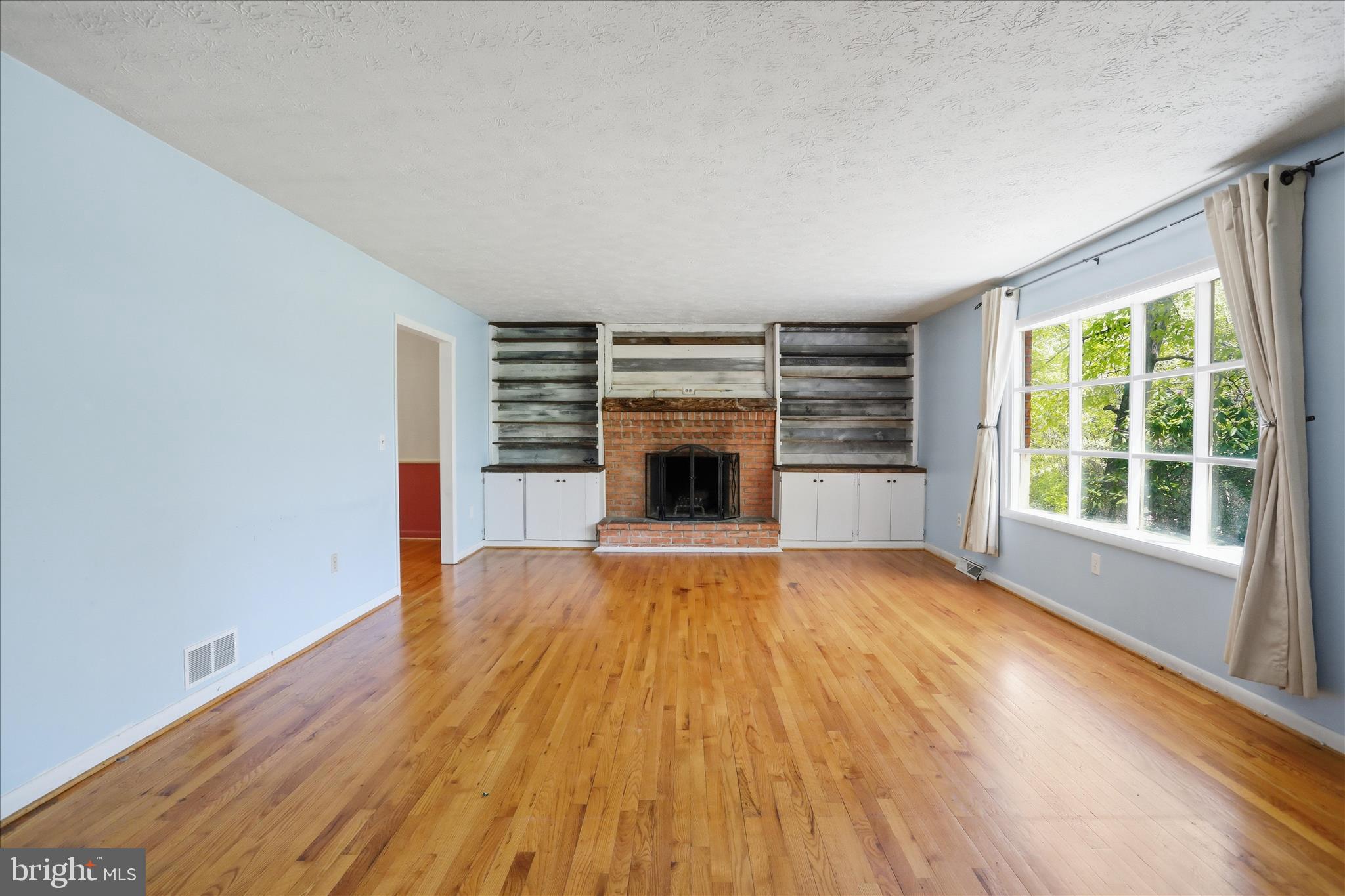 107 Oak Ridge Drive Stephens City, VA 22655 - Photo 7 of 49 Living Room