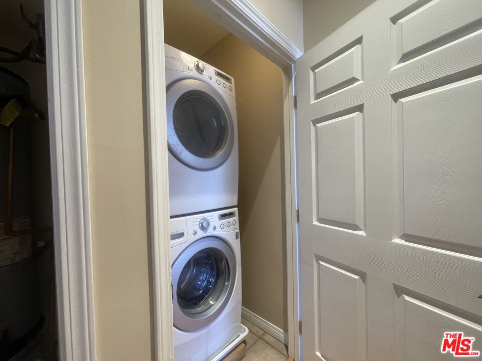 904 East Windsor Road, Unit 103 Glendale, CA 91205 - Photo 20 of 26 a utility room with dryer and washer