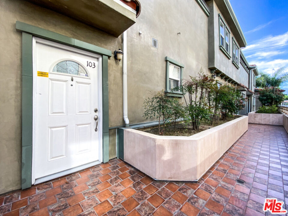 904 East Windsor Road, Unit 103 Glendale, CA 91205 - Photo 3 of 26 a view of a bathtub in the corridor