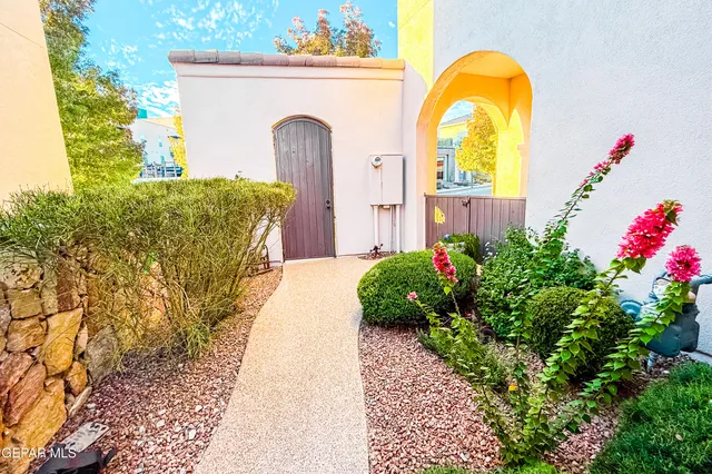 a view of entryway with garden