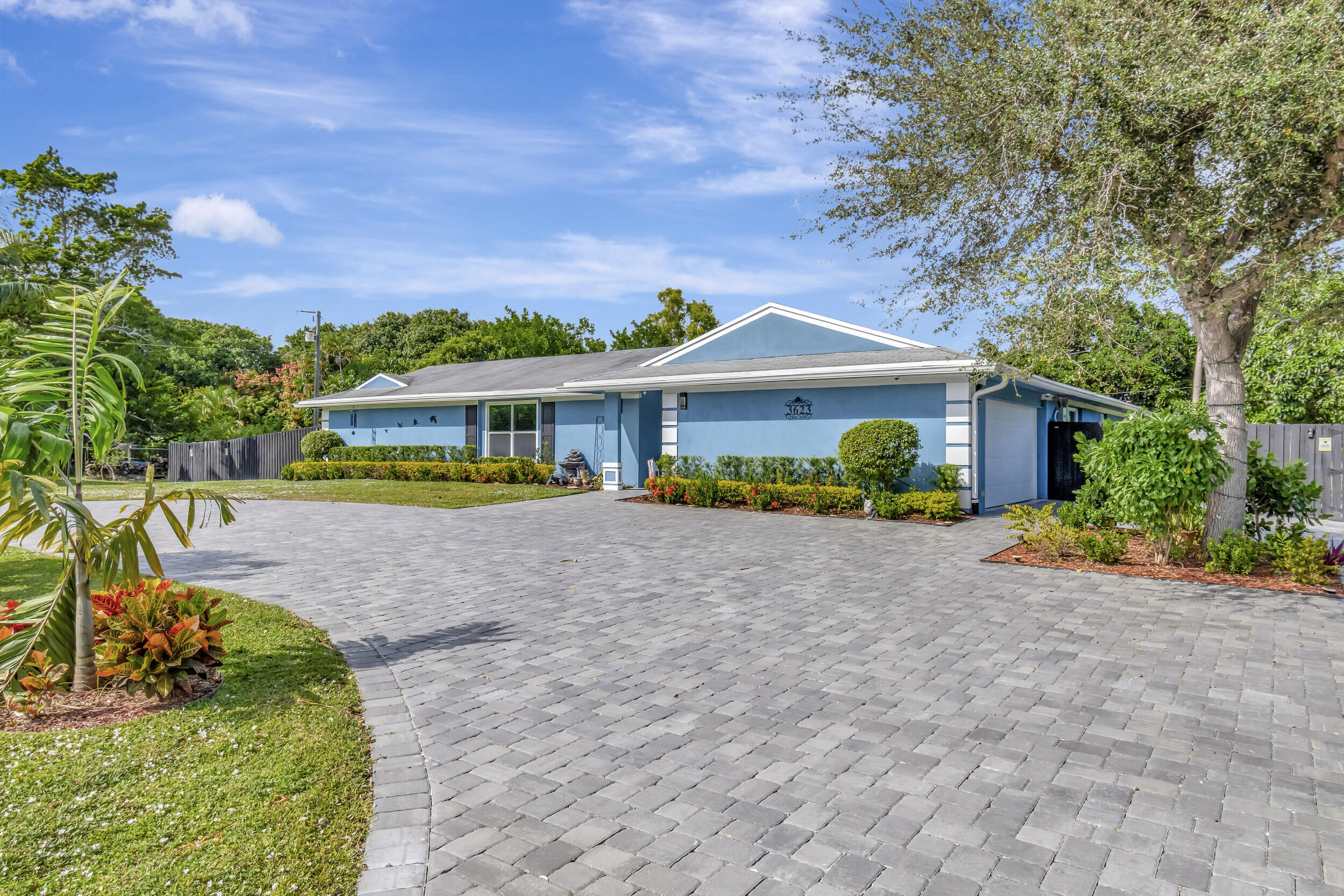 3623 Lone Pine Road Delray Beach, FL 33445 - Photo 3 of 95 Large Circular Driveway