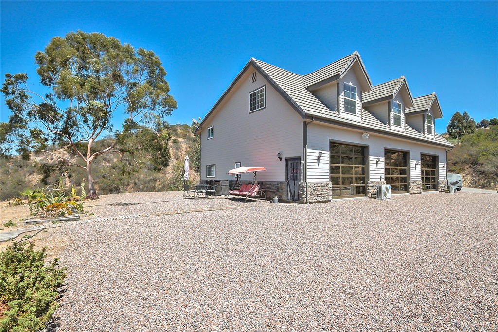 39819 Jones Road Fallbrook, CA 92028 - Photo 3 of 24