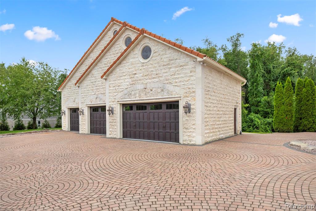 18585 Sheldon Road Northville, MI 48168 - Photo 11 of 98