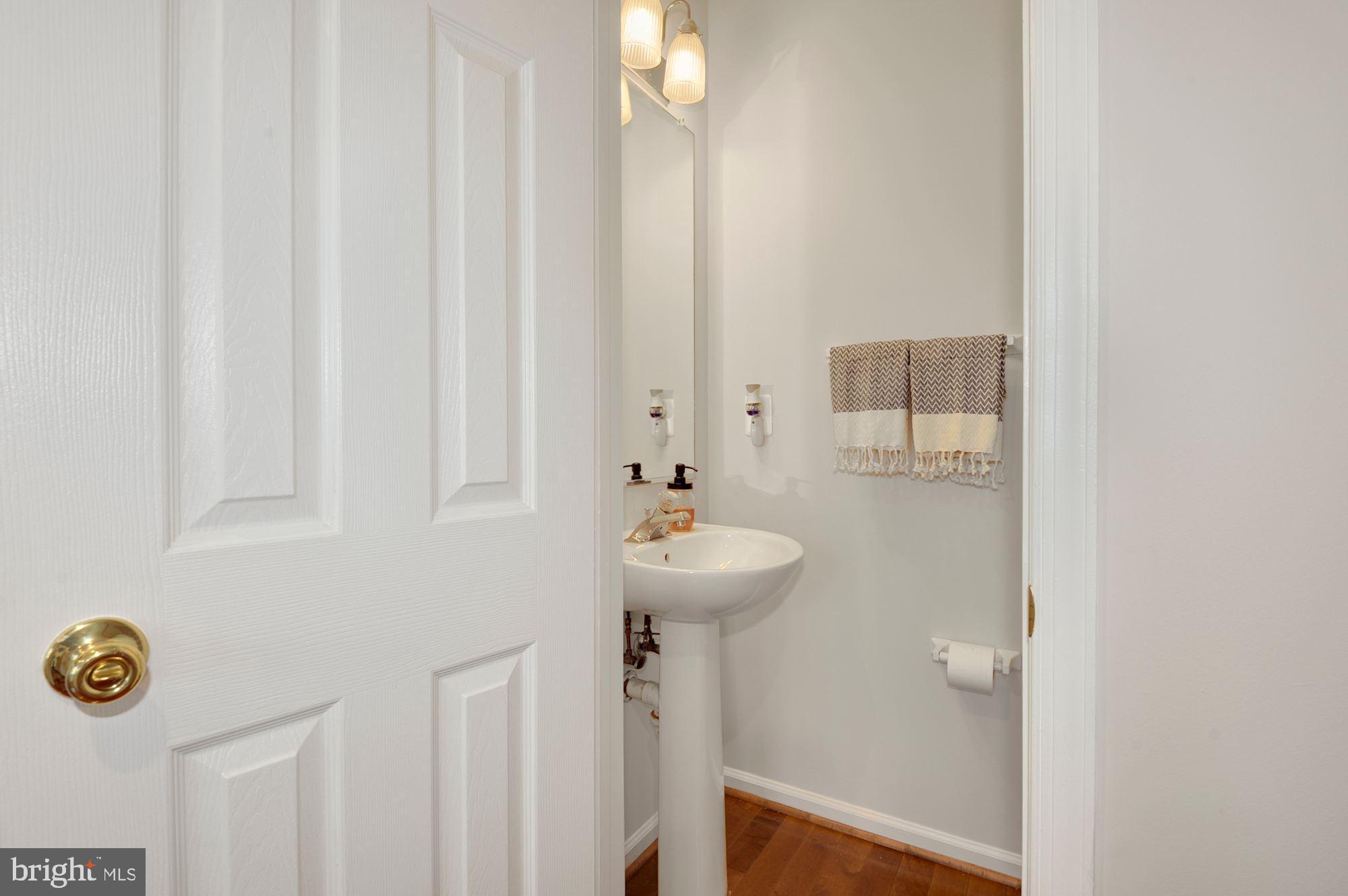 2526 James Monroe Circle Herndon, VA 20171 - Photo 14 of 33 Powder Room