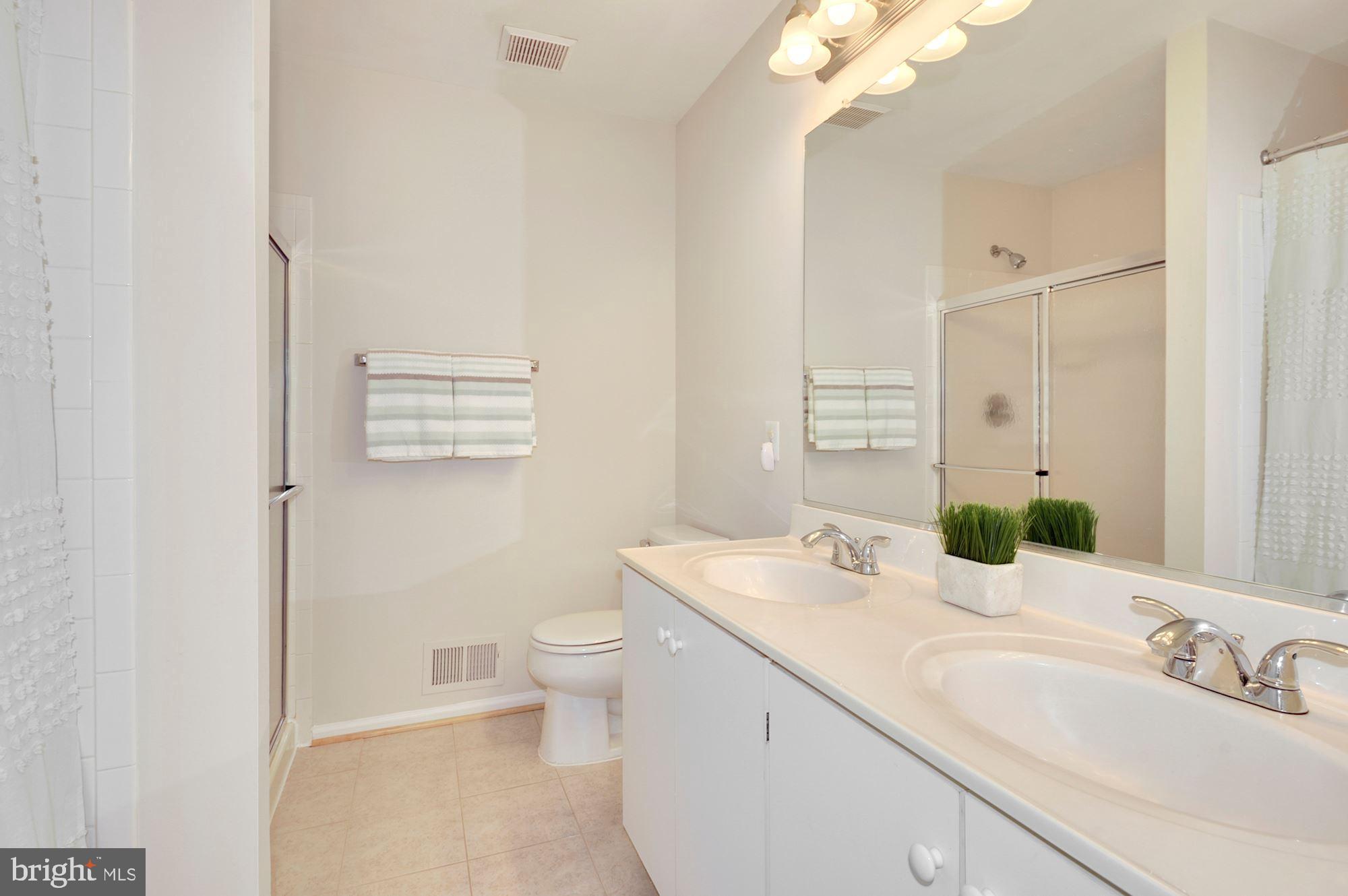 2526 James Monroe Circle Herndon, VA 20171 - Photo 18 of 33 Primary bath