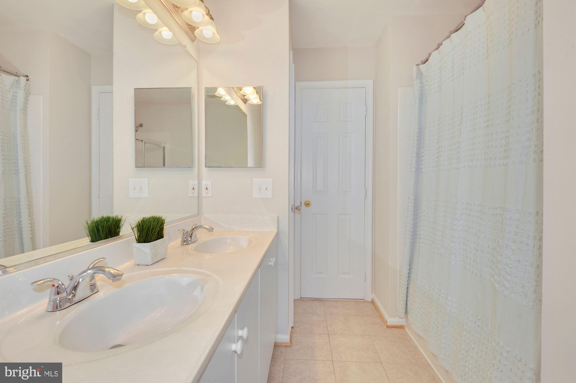 2526 James Monroe Circle Herndon, VA 20171 - Photo 19 of 33 Primary bath