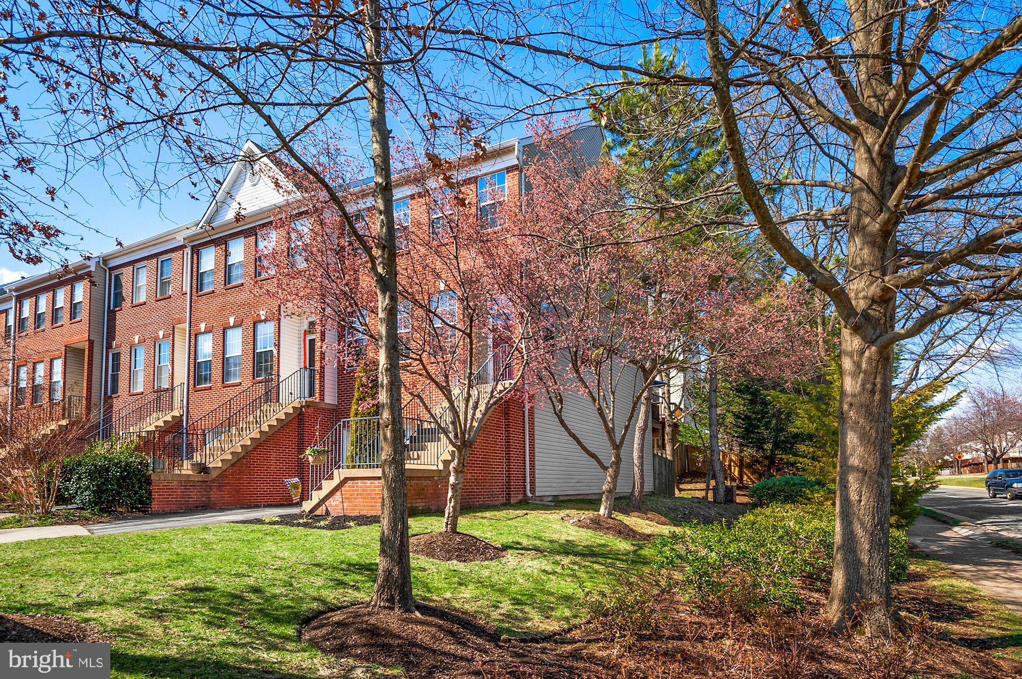 2526 James Monroe Circle Herndon, VA 20171 - Photo 2 of 33 Beautiful End Unit 3 BR 2 1/2 Bah 1 Car Garage
