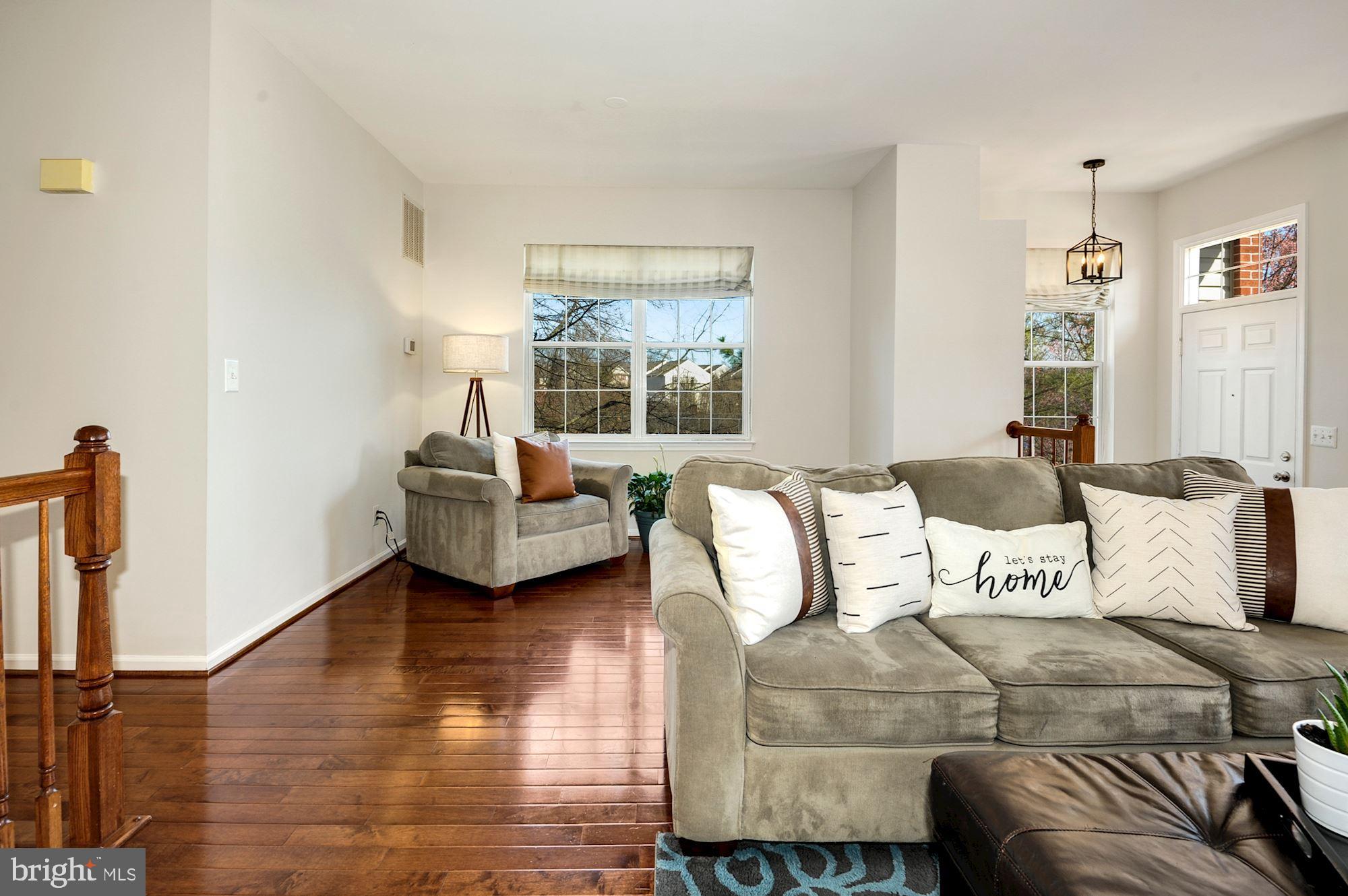 2526 James Monroe Circle Herndon, VA 20171 - Photo 4 of 33 Living Room