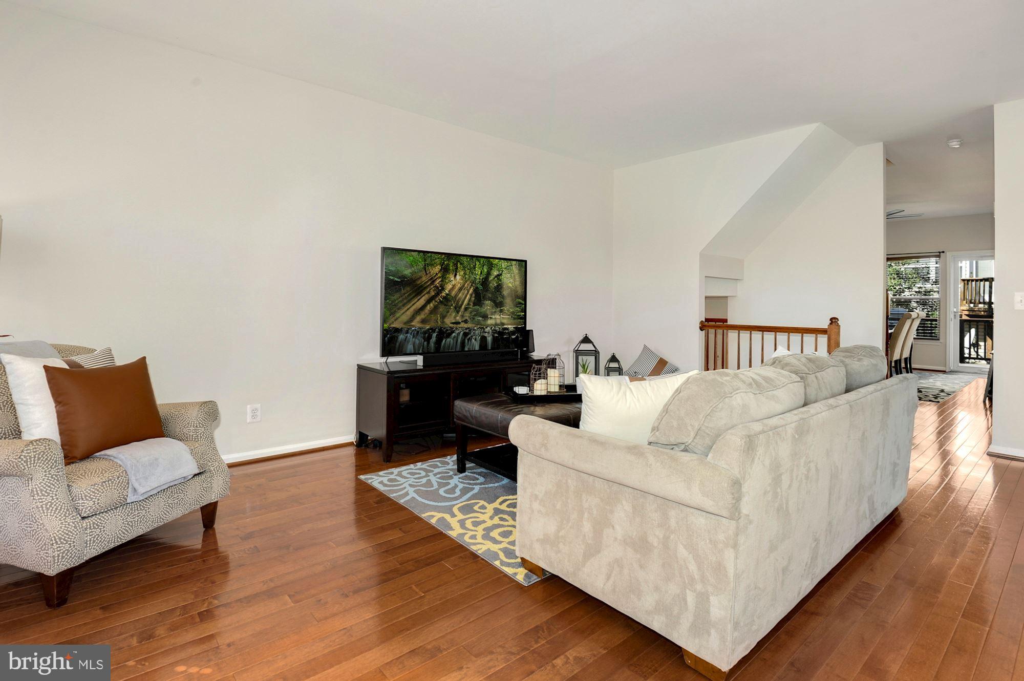 2526 James Monroe Circle Herndon, VA 20171 - Photo 6 of 33 Living Roomq