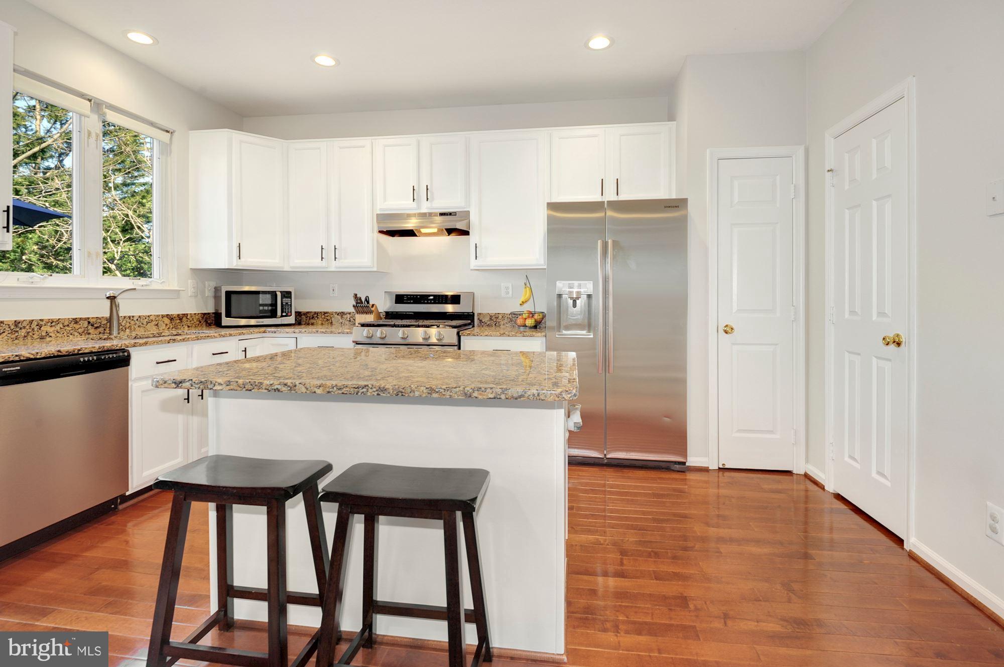 2526 James Monroe Circle Herndon, VA 20171 - Photo 9 of 33 Eat-In Kitchen