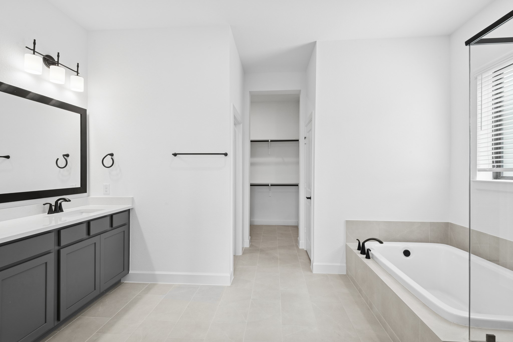 5510 Orangery Lane Manvel, TX 77578 - Photo 33 of 48 a bathroom with a tub a sink and mirror