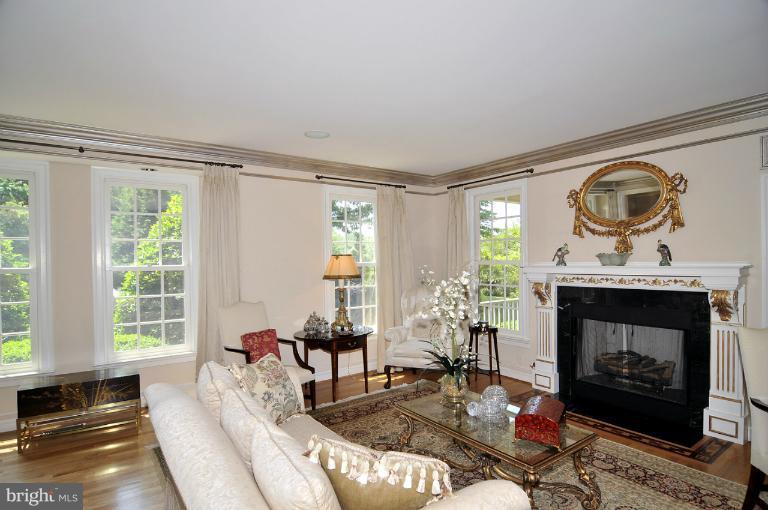 895 Chinquapin Road McLean, VA 22102 - Photo 16 of 28 Living Room