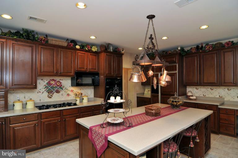 895 Chinquapin Road McLean, VA 22102 - Photo 19 of 28 Kitchen