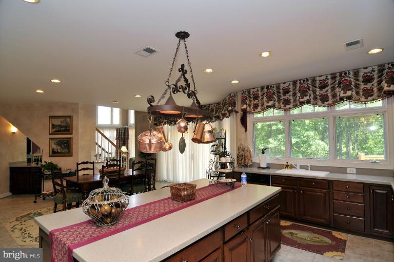 895 Chinquapin Road McLean, VA 22102 - Photo 22 of 28 Kitchen