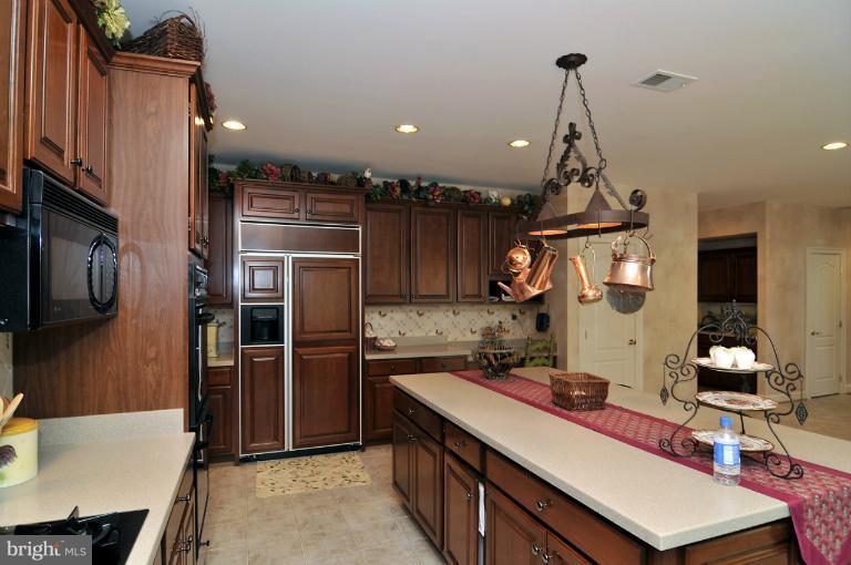 895 Chinquapin Road McLean, VA 22102 - Photo 9 of 28 Kitchen