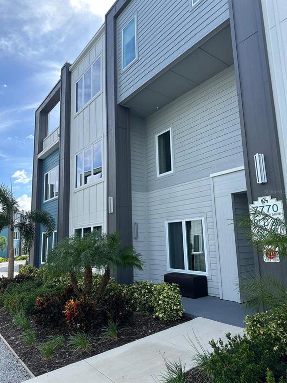 7770 Sandy Ridge Drive, Unit 126 Reunion, FL 34747 - Photo 31 of 33 a front view of a house with a yard