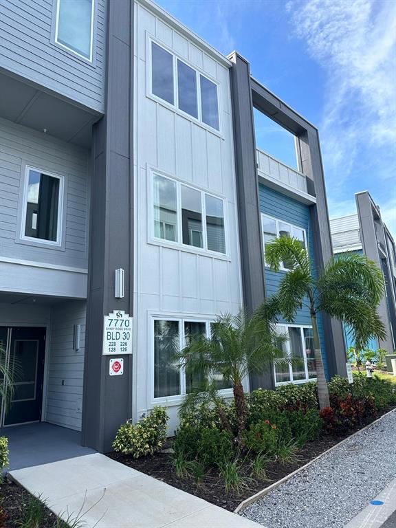 7770 Sandy Ridge Drive, Unit 126 Reunion, FL 34747 - Photo 32 of 33 a front view of a building