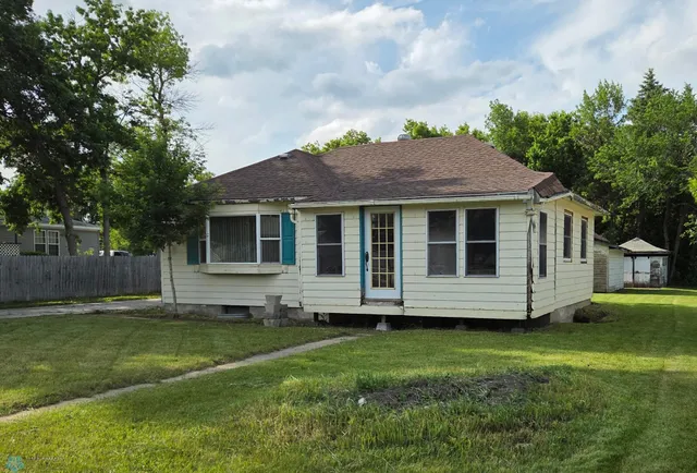 $45,000 | 322 1st Avenue Northwest, Hillsboro, ND 58045