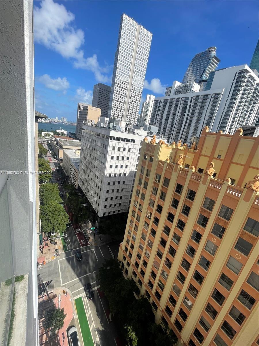 151 Southeast 1st Street, Unit 1505 Miami, FL 33131 - Photo 2 of 23