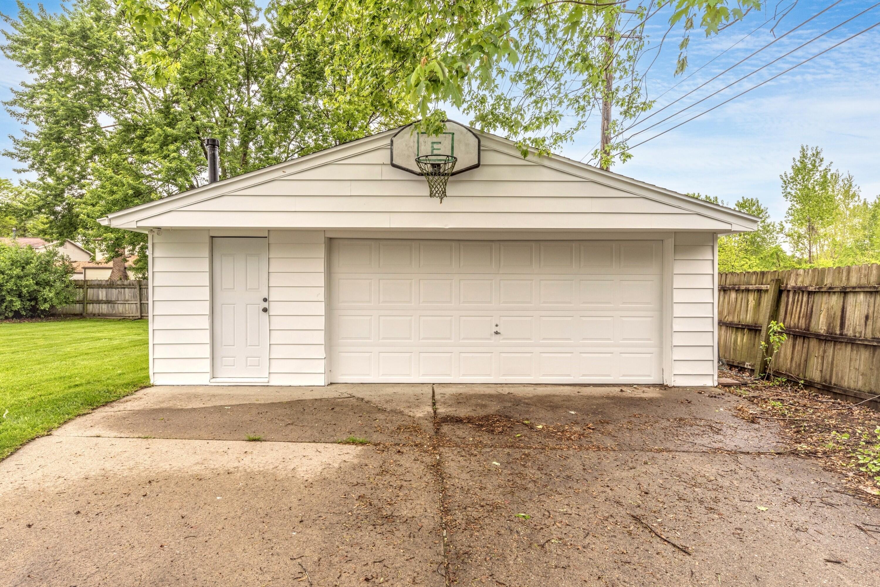 204 Meadowlake Road Canton, MI 48188 - Photo 38 of 44 MLS33_2+Car_Garage