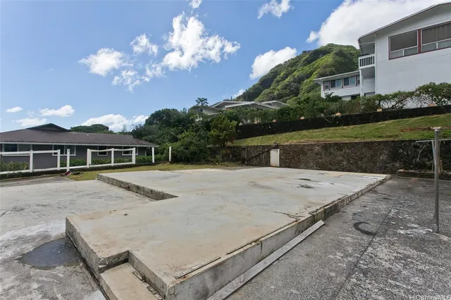 a view of a house with a backyard