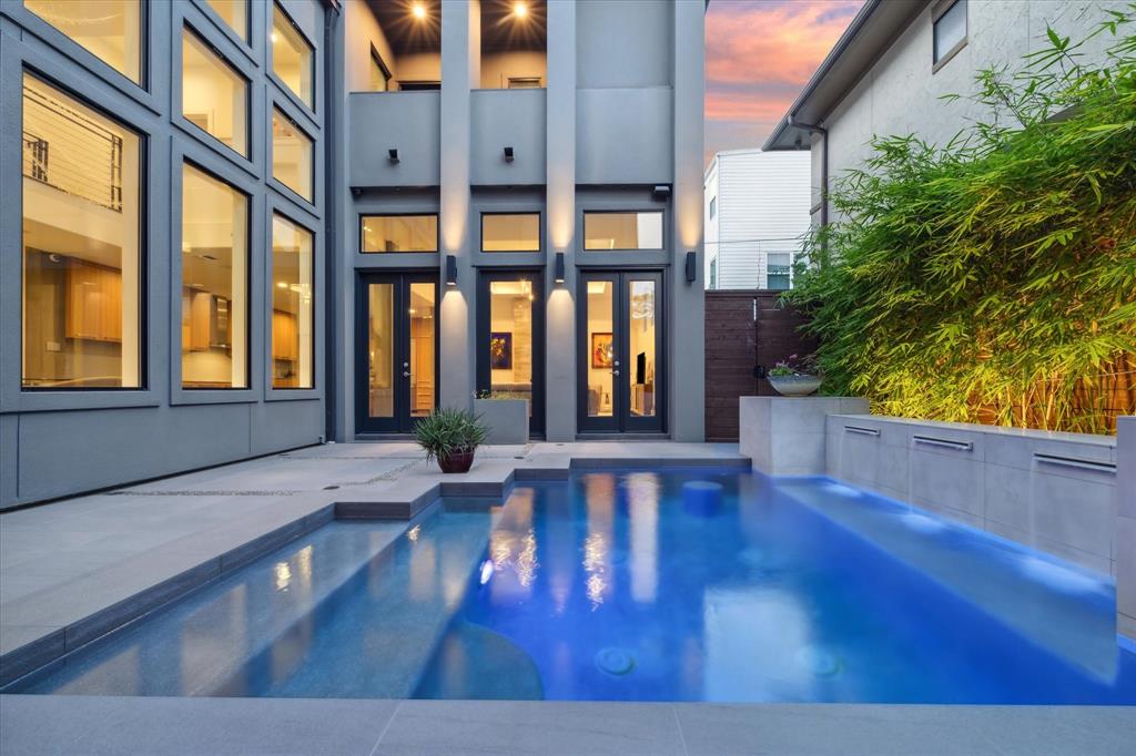 This sophisticated contemporary gem, located in the heart of highly desirable Upper Kirby District, offers the best of all worlds -- easy access to world-class restaurants and shopping and total privacy from the hustle and bustle of the city once you walk through the front door.