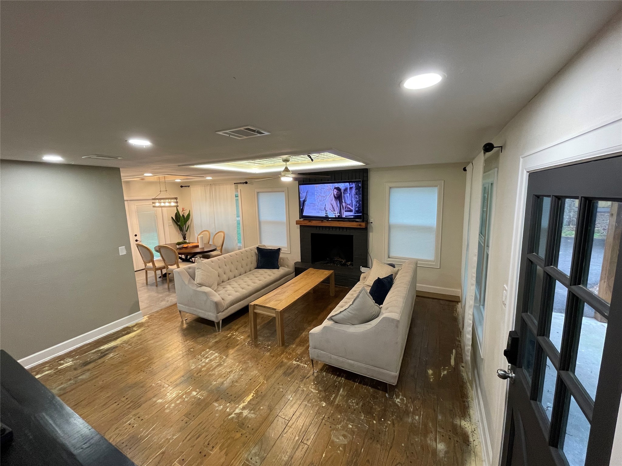 17122 Springfield Drive Conroe, TX 77302 - Photo 6 of 20 Living Room