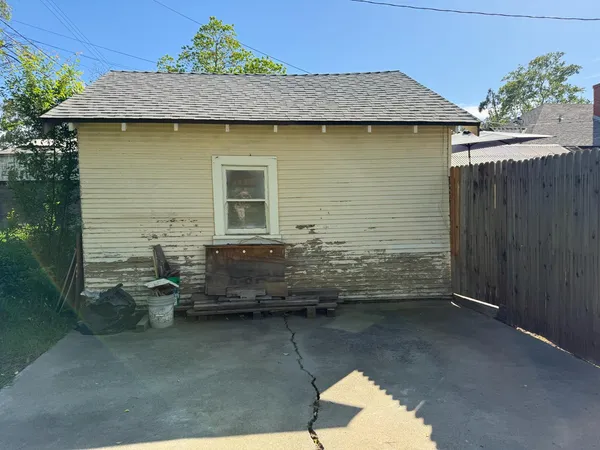 a view of a house with backyard and a tree