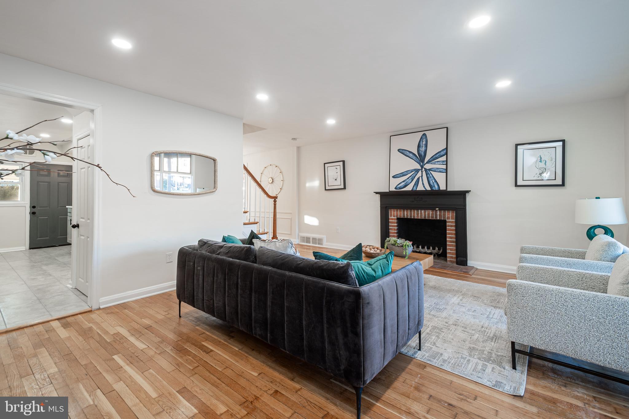 6138 Dunroming Road Baltimore, MD 21239 - Photo 3 of 25 Living Room