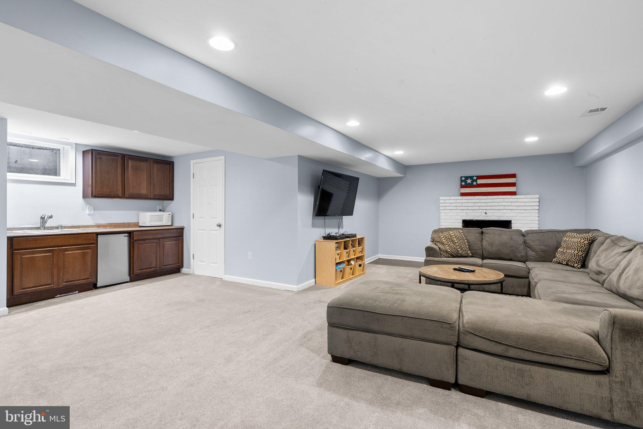 26811 Clarksburg Road Damascus, MD 20872 - Photo 30 of 46 Wet bar