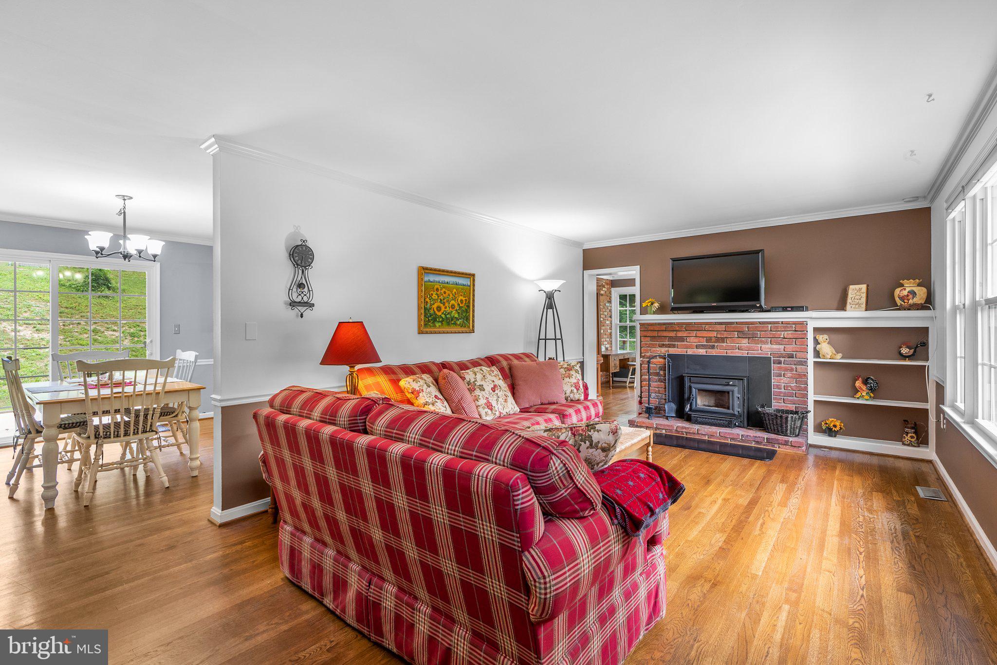 26811 Clarksburg Road Damascus, MD 20872 - Photo 7 of 46 Bright Living room