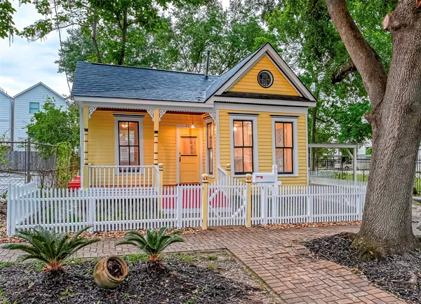 $2,850 | 2009 State Street, Houston, TX 77007