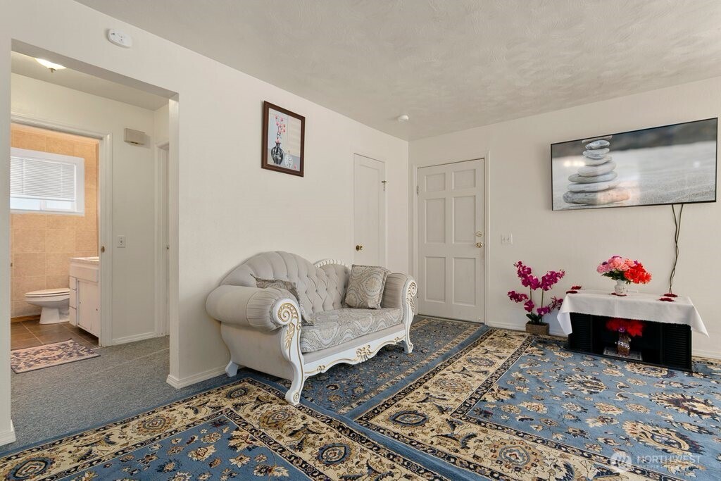 6113 Rockefeller Avenue Everett, WA 98203 - Photo 2 of 32