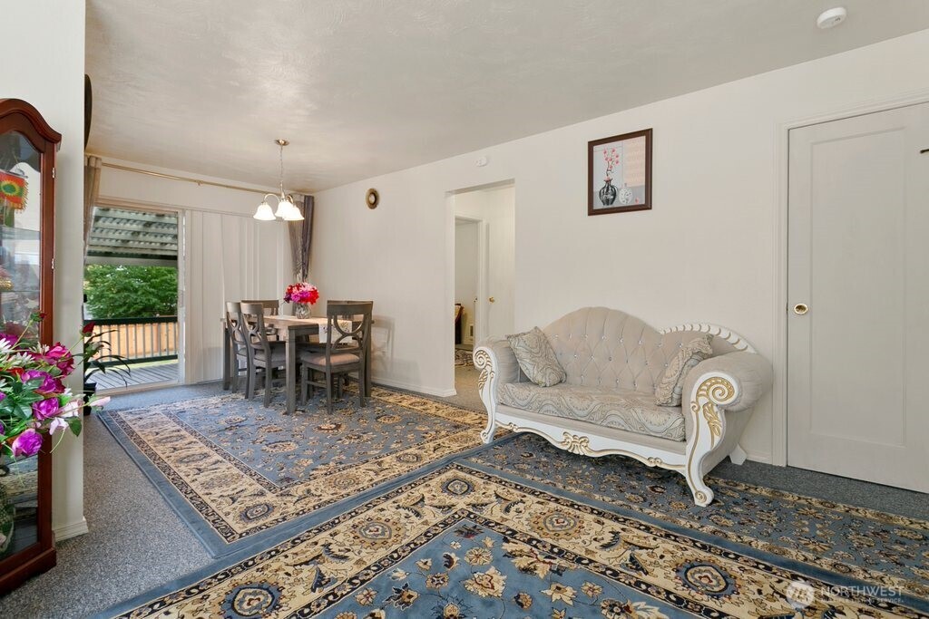 6113 Rockefeller Avenue Everett, WA 98203 - Photo 4 of 32