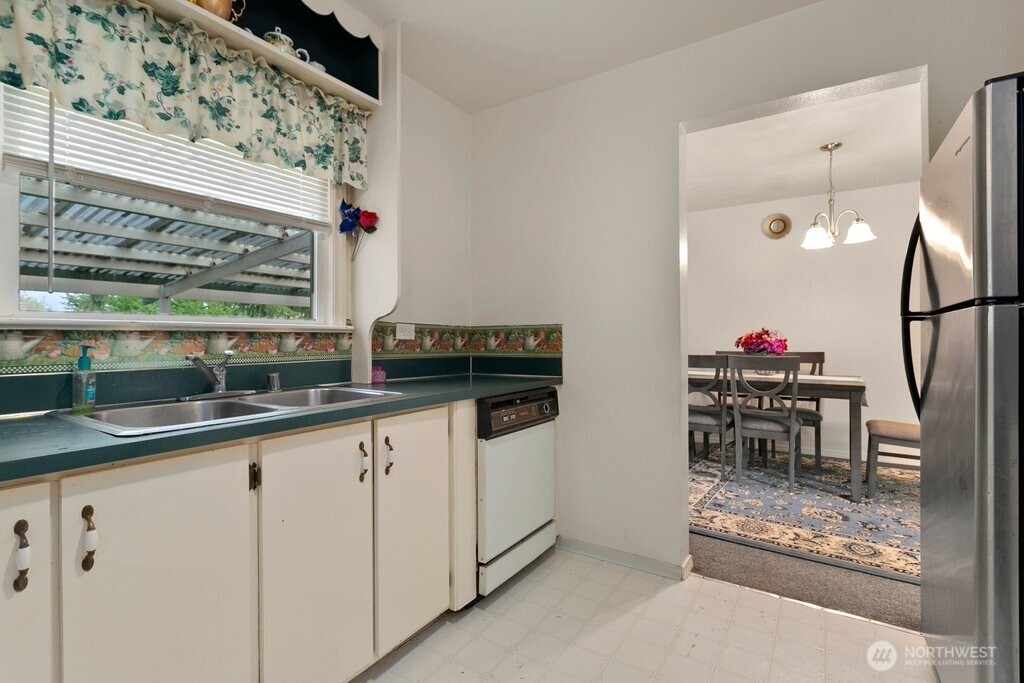 6113 Rockefeller Avenue Everett, WA 98203 - Photo 9 of 32