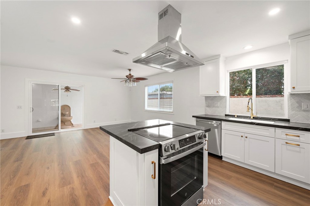 377 Roycroft Avenue Long Beach, CA 90814 - Photo 15 of 35 Range island