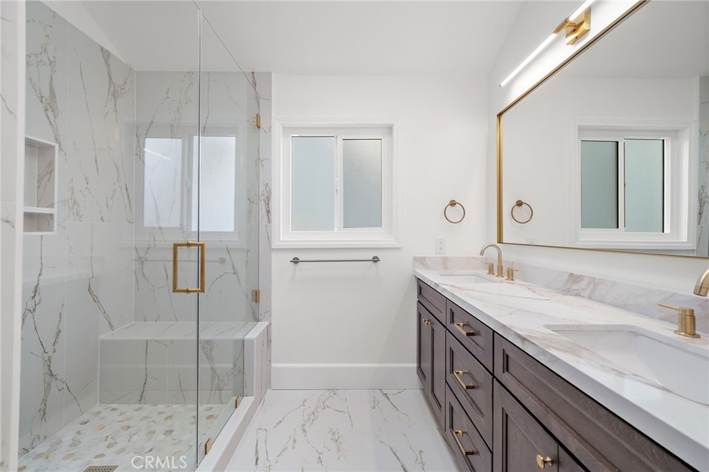 377 Roycroft Avenue Long Beach, CA 90814 - Photo 24 of 35 Primary bath