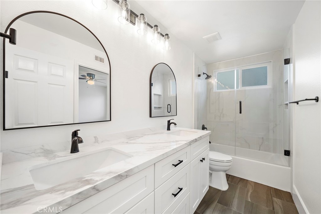 377 Roycroft Avenue Long Beach, CA 90814 - Photo 26 of 35 Upstairs hall bath